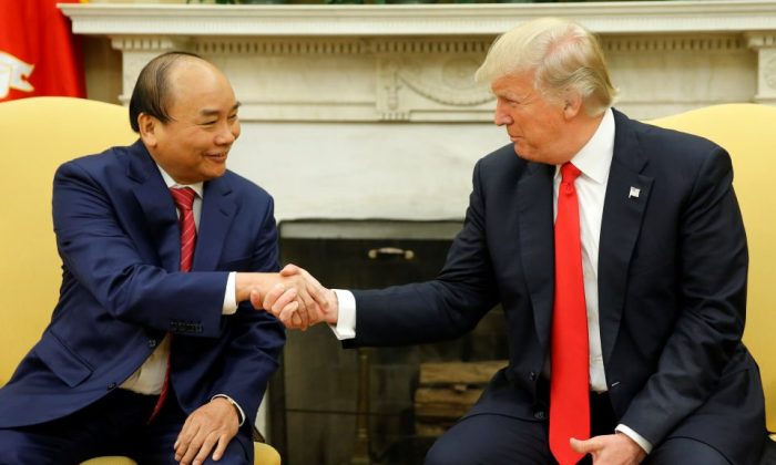 vietnam-us-nguyen-phuc-donald-trump-may-31-2017-960x576